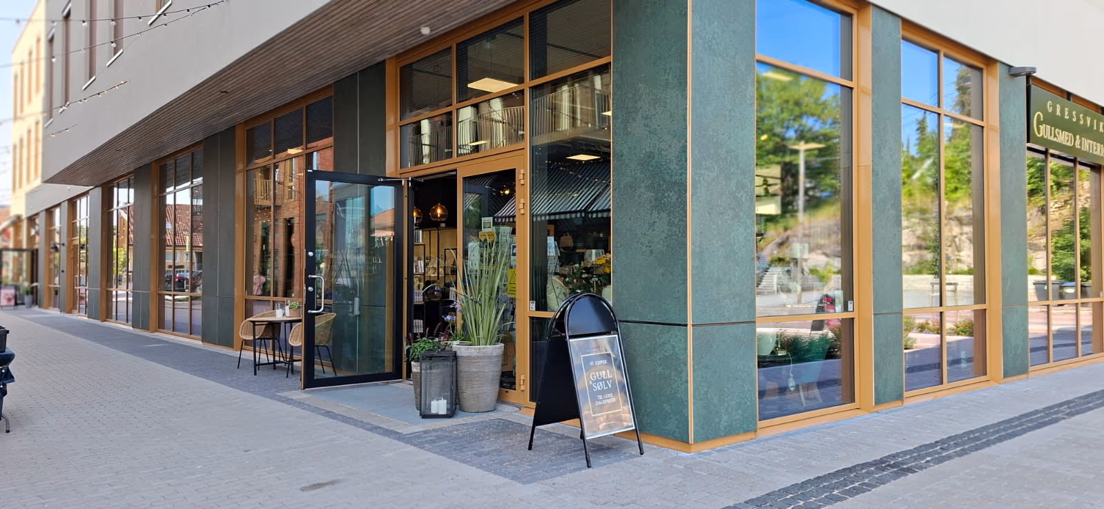 Fasaden til Gressvik Gullsmed & Interiør på Gressvik Torg, med grønn kledning og gullskrift
